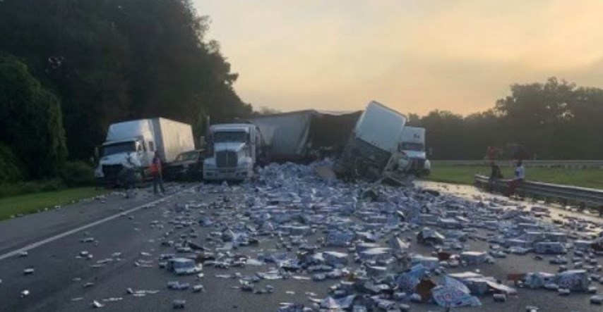 U SAD-u se sudarili kamioni, na autocestu se prosule tisuće litara piva