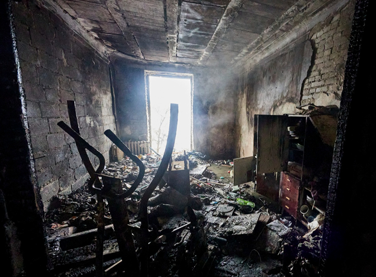 Rusi bombom pogodili kuću u Ukrajini dok je obitelj bila unutra. Poginuli otac i sin