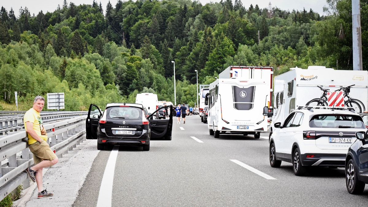 Prometna između Sv. Roka i Gornje Ploče. Vozi se 60 km/h