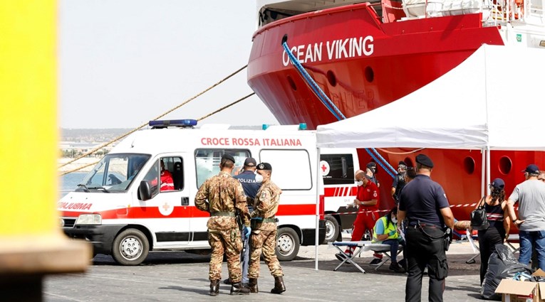 Brod pun migranata traži luku u Sredozemlju koja je sigurna za njihov iskrcaj