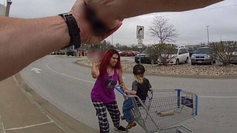Amerikanka nožem napala dijete u Walmartu. Policija je ubila