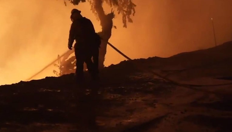 VIDEO Kalifornijom se širi ogromni požar, vatrogasci ga teško stavljaju pod kontrolu