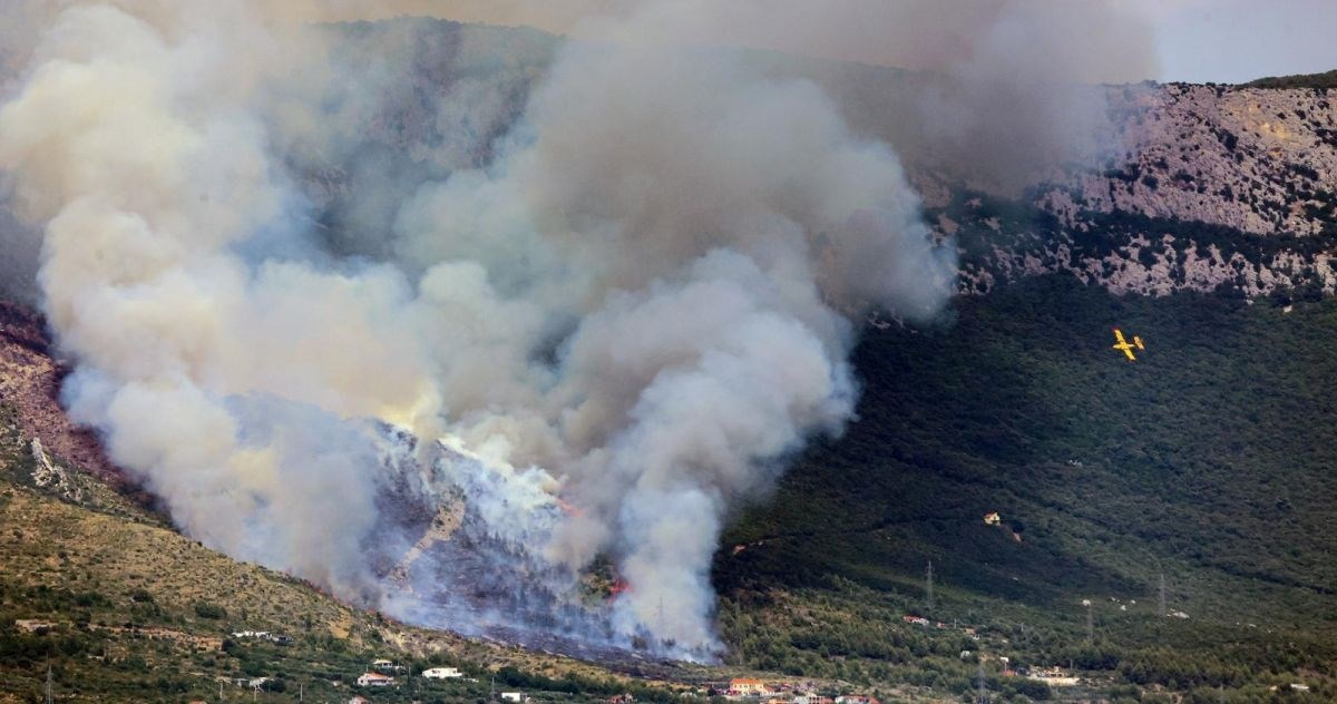 Požar u Kaštelima skoro ugašen, gasilo ga 115 vatrogasaca. Uhićen muškarac