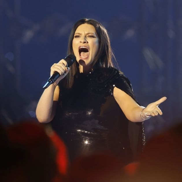 Na koncertu Laure Pausini u Parizu muškarac ispalio 17 hitaca iz pištolja