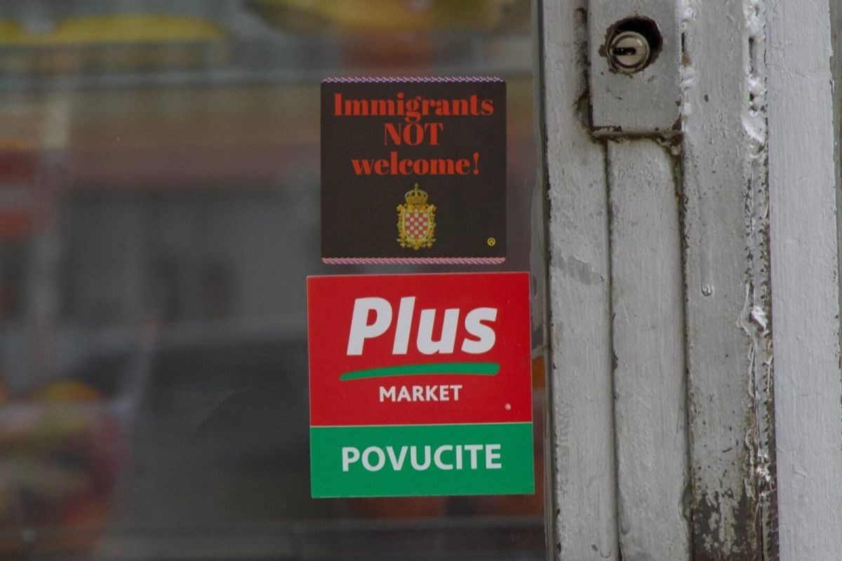 Ovo je naljepnica na ulazu u zagrebački dućan. Vlasnica: Nismo mi, odmah smo skinuli