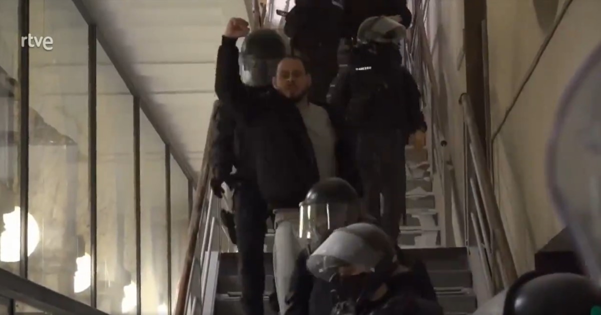 U Španjolskoj uhićen reper koji je osuđen zbog stihova, policija probila barikade