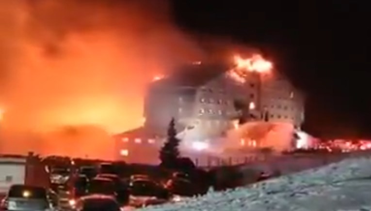 VIDEO Požar progutao hotel na skijalištu u Turskoj. Najmanje šest mrtvih