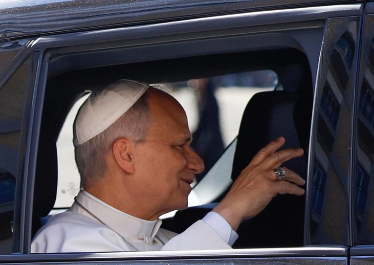 Papa Lav proveo mirnu noć nakon operacije raka pluća. Čekaju se novi nalazi
