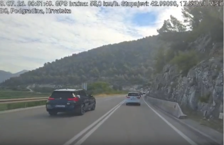 Snimljen kako pretječe BMW-om na Pelješcu preko dvostruke pune crte, pogledajte