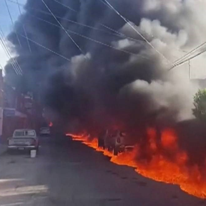 U Meksiku se sudario kamion pun goriva. Snimljeno kako vlak juri kroz ogroman plamen
