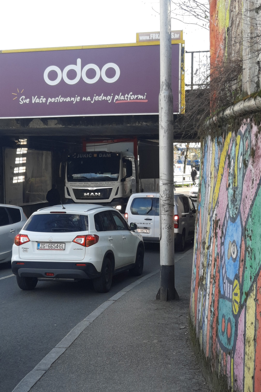 FOTO Kamion zapeo u podvožnjaku u Zagrebu