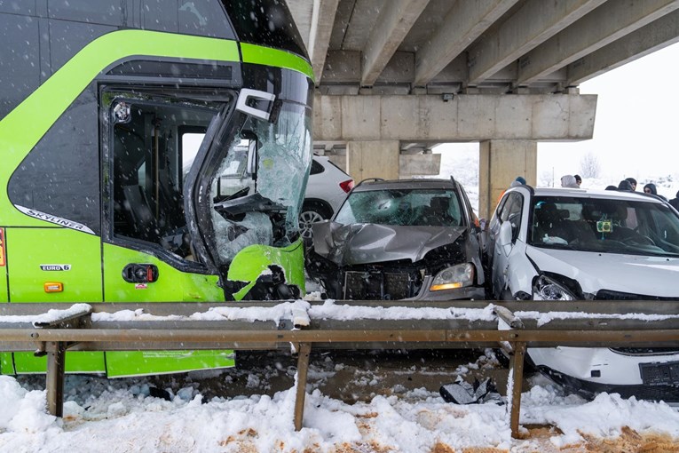 FOTO I VIDEO Lančani sudar pet automobila i autobusa na A1 kod Macole. Auti skršeni