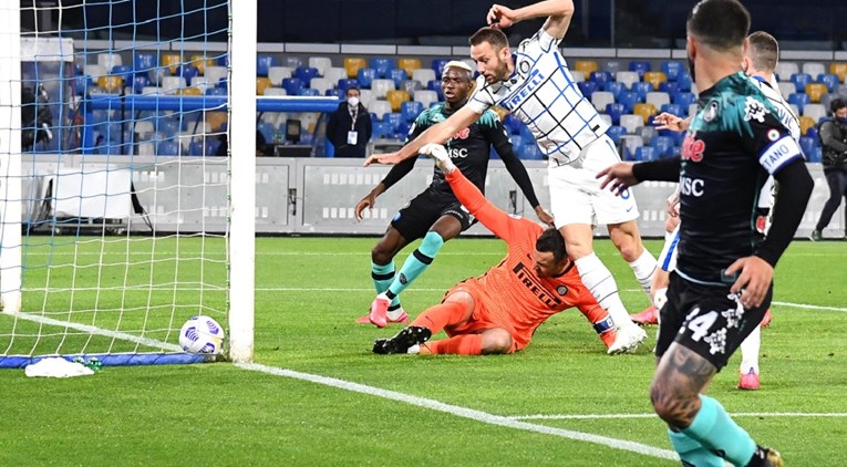 Napoli prekinuo zastrašujući niz pobjeda Intera, kaos u borbi za Ligu prvaka