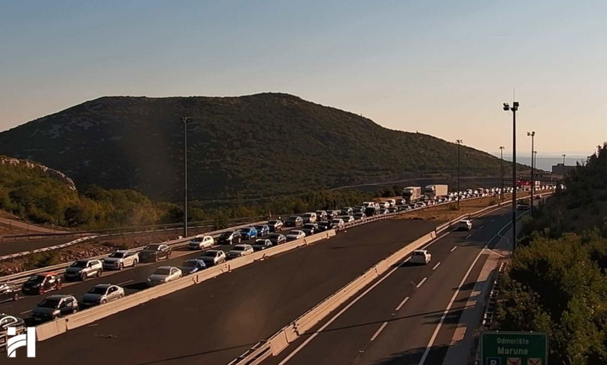 Zapalio se auto u Sv. Roku. Prekinut promet, nastala velika kolona