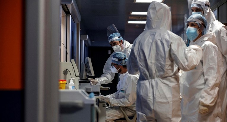 Studija: Ležanje na trbuhu ne pomaže nužno pacijentima s koronom koji dišu samostalno