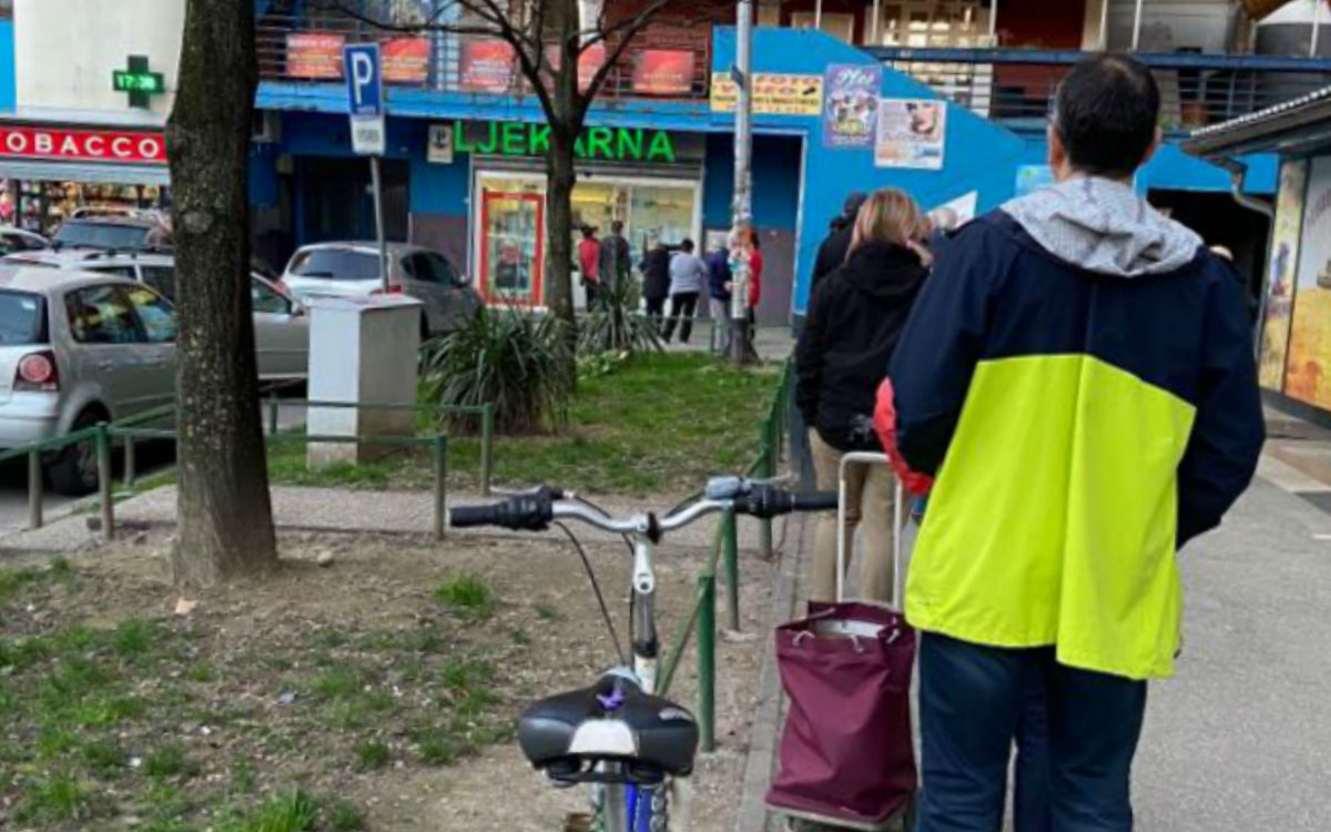 Ovo je red pred zagrebačkom ljekarnom, pogledajte slike
