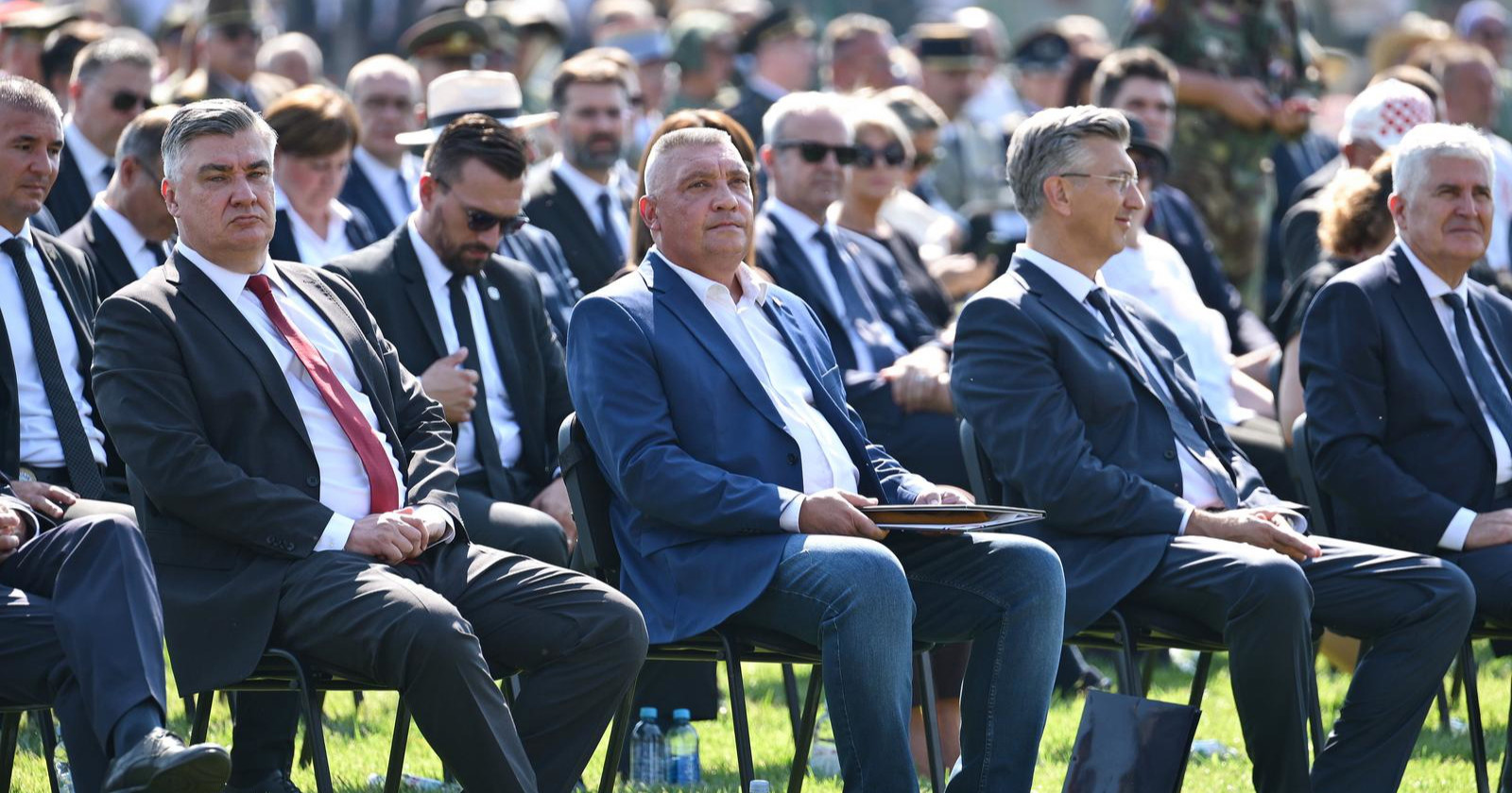 Tko je čovjek koji je sjedio između Milanovića i Plenkovića?