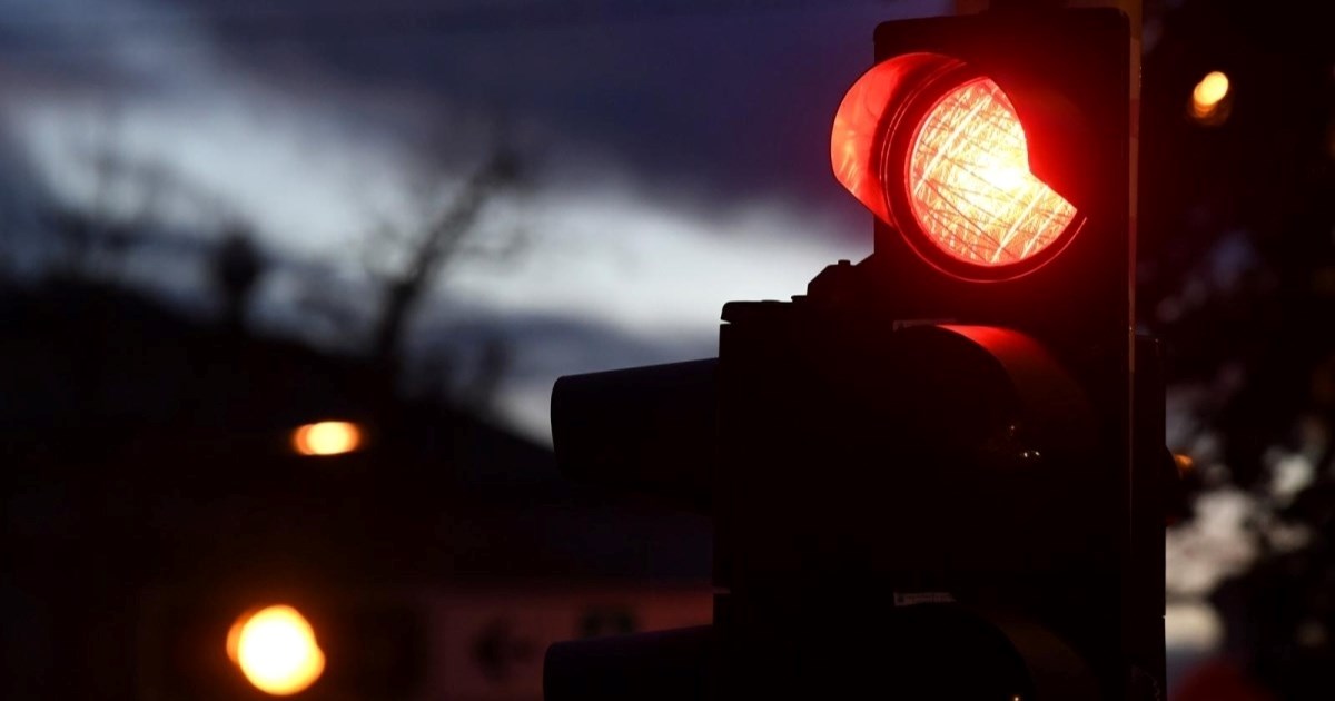 Vozio pod zabranom, prošao na crveno i zabio se u auto