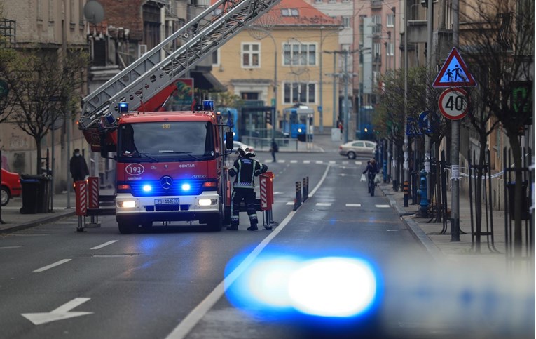 VIDEO Vatrogasci u centru Zagreba skidaju crijep sa zgrade da ne pada po ulici