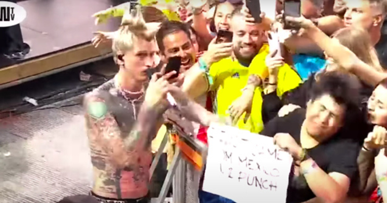 Machine Gun Kelly udario obožavatelja iz publike šakom u lice: "Ostvarujem snove"