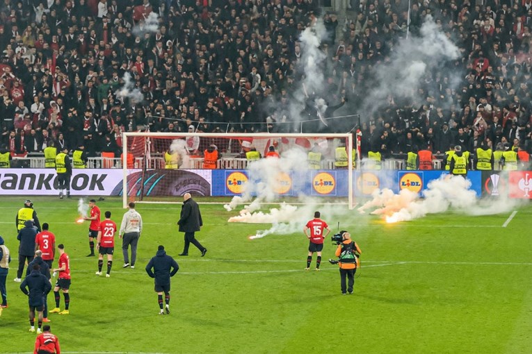 Navijači Lillea gađali svoje igrače bakljama nakon poraza od Zvezde