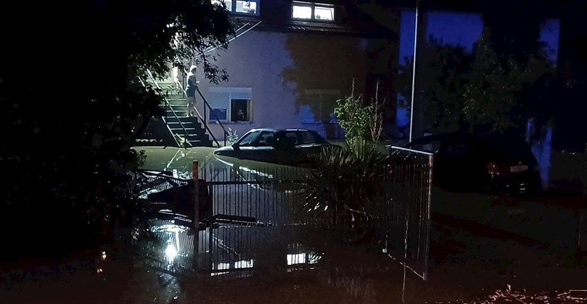 FOTO Nevrijeme u Zelini, auti pod vodom, grom udario u kuću