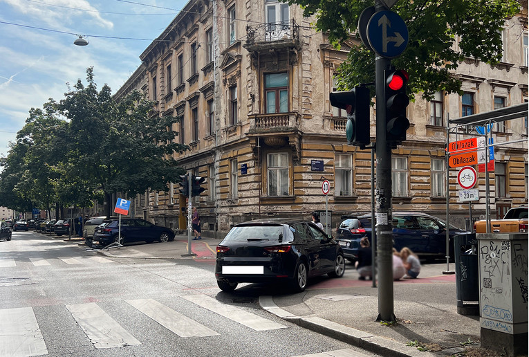 FOTO Sudar na Zelenom valu u Zagrebu, BMW završio okrenut u suprotnom smjeru