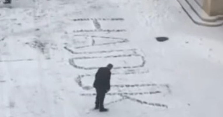Miro Bulj objavio video na kojemu u snijegu ispred zgrade sabora pravi grafit Hajduka