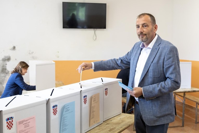 Paus nakon debakla podnio ostavku