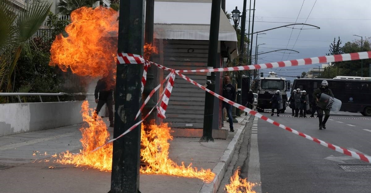 30.000 ljudi na ulicama Grčke na godišnjicu jezive nesreće, izbili ozbiljni neredi