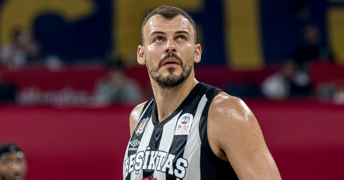 VIDEO Hrvatski košarkaš odigrao sjajno za novi klub. Nakon pobjede poveo je navijanje