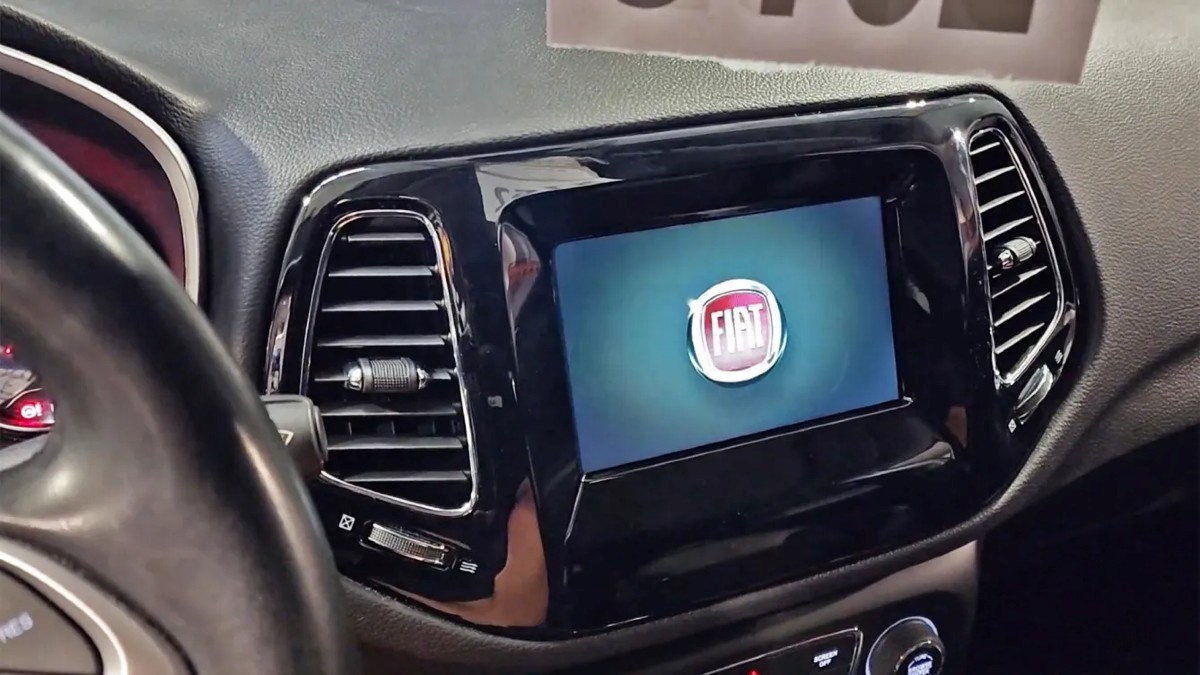 Jeep Compass s krizom identiteta: Umjesto Jeepovog, prikazuje Fiatov logo