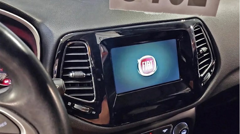 Jeep Compass s krizom identiteta: Umjesto Jeepovog, prikazuje Fiatov logo