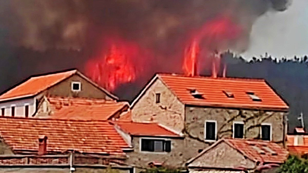 Obranjene kuće na Hvaru, poginuo čovjek. Požar i dalje aktivan, ujutro stiže pomoć