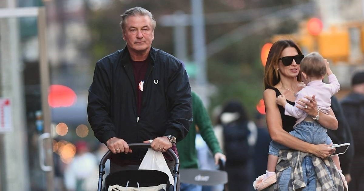 Alec Baldwin uživao u šetnji New Yorkom s 26 godina mlađom suprugom i kćeri