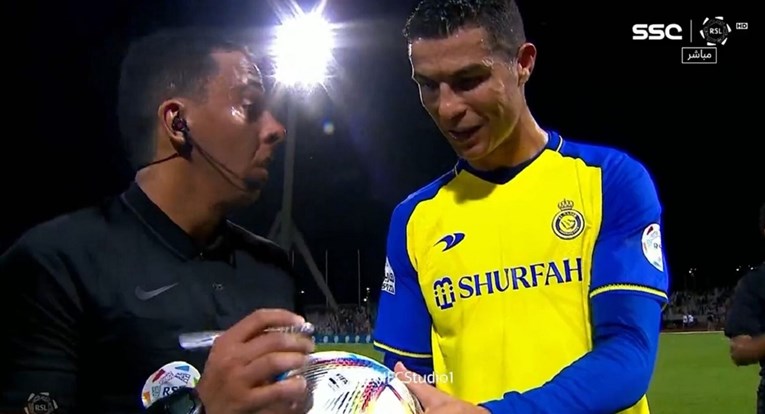 Ronaldo je uzeo loptu s kojom je ušao u povijest. Onda je šokirao suca zahtjevom