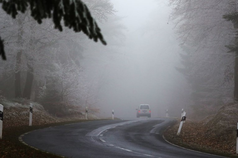 Poledica uzrokovala brojne nesreće diljem Njemačke. Prevrtali se auti, pješaci padali