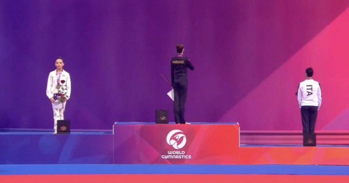 Ruska gimnastičarka na postolju okrenula leđa ukrajinskoj zastavi