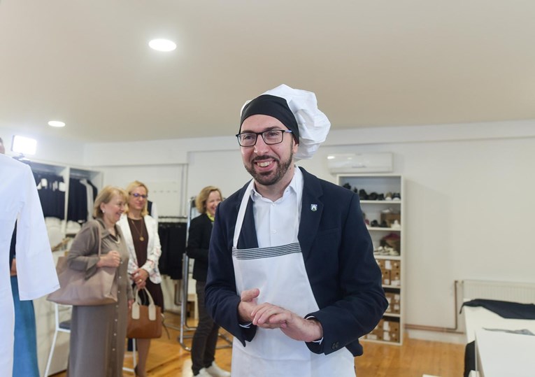 Tomašević u URIHO-u odjenuo odjeću za kuhare pa spremno pozirao fotografima