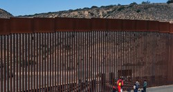 Migrant sa sinom u naručju pao s 10 metara visoke ograde na granici SAD-a i Meksika