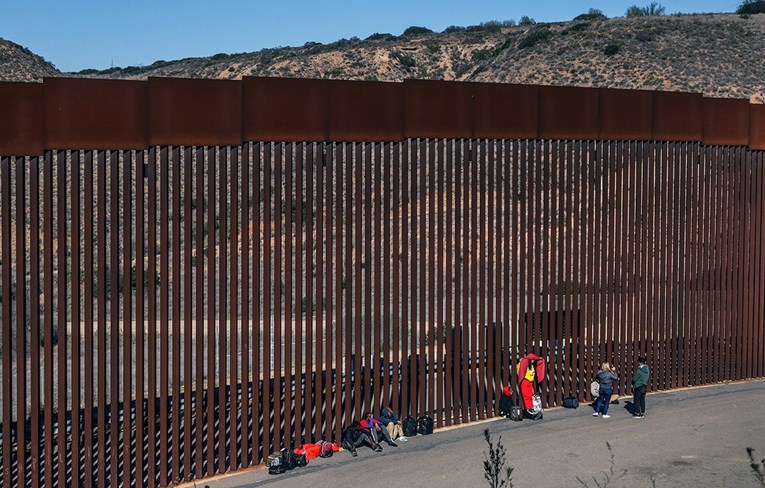 Migrant sa sinom u naručju pao s 10 metara visoke ograde na granici SAD-a i Meksika