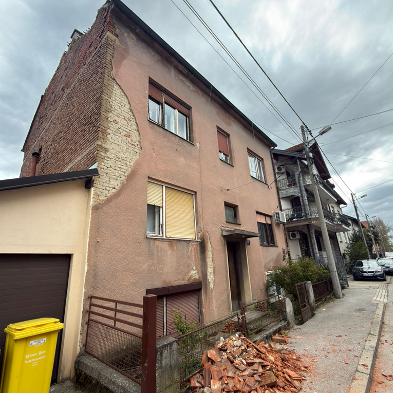 Susjedi očajni zbog zgrade u Rudešu. "Već 6 godina nam padaju cigle u dvorište"