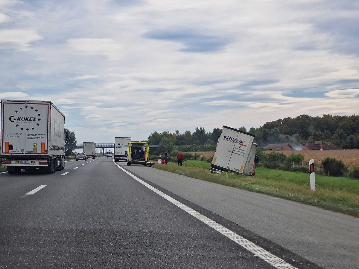 FOTO Kamion završio u polju pored autoceste Zagreb - Lipovac