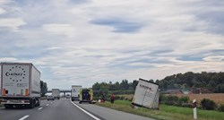 FOTO Kamion završio u polju pored autoceste Zagreb - Lipovac