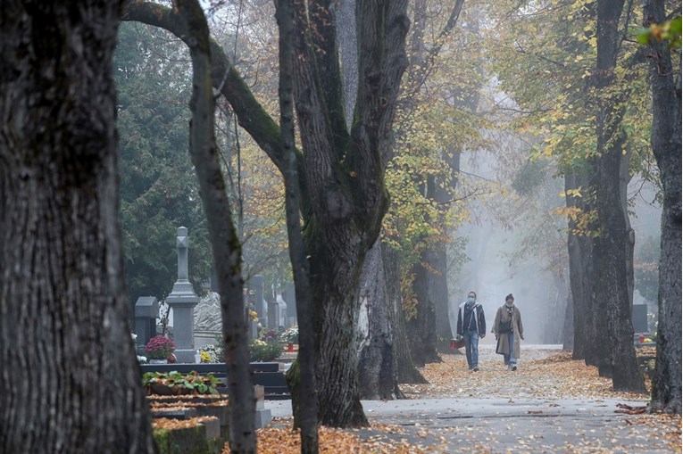 Ljudi širom Hrvatske obilaze groblja. Nema gužvi, pogledajte snimke