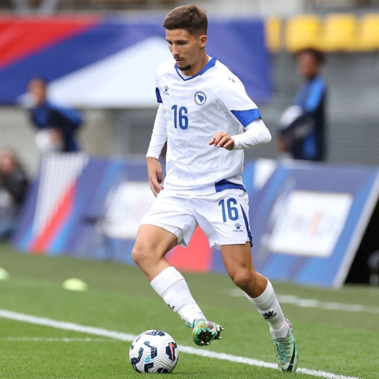 Mladi nogometaši BiH igraju povijesnu utakmicu u Mostaru. Neće biti gledatelja