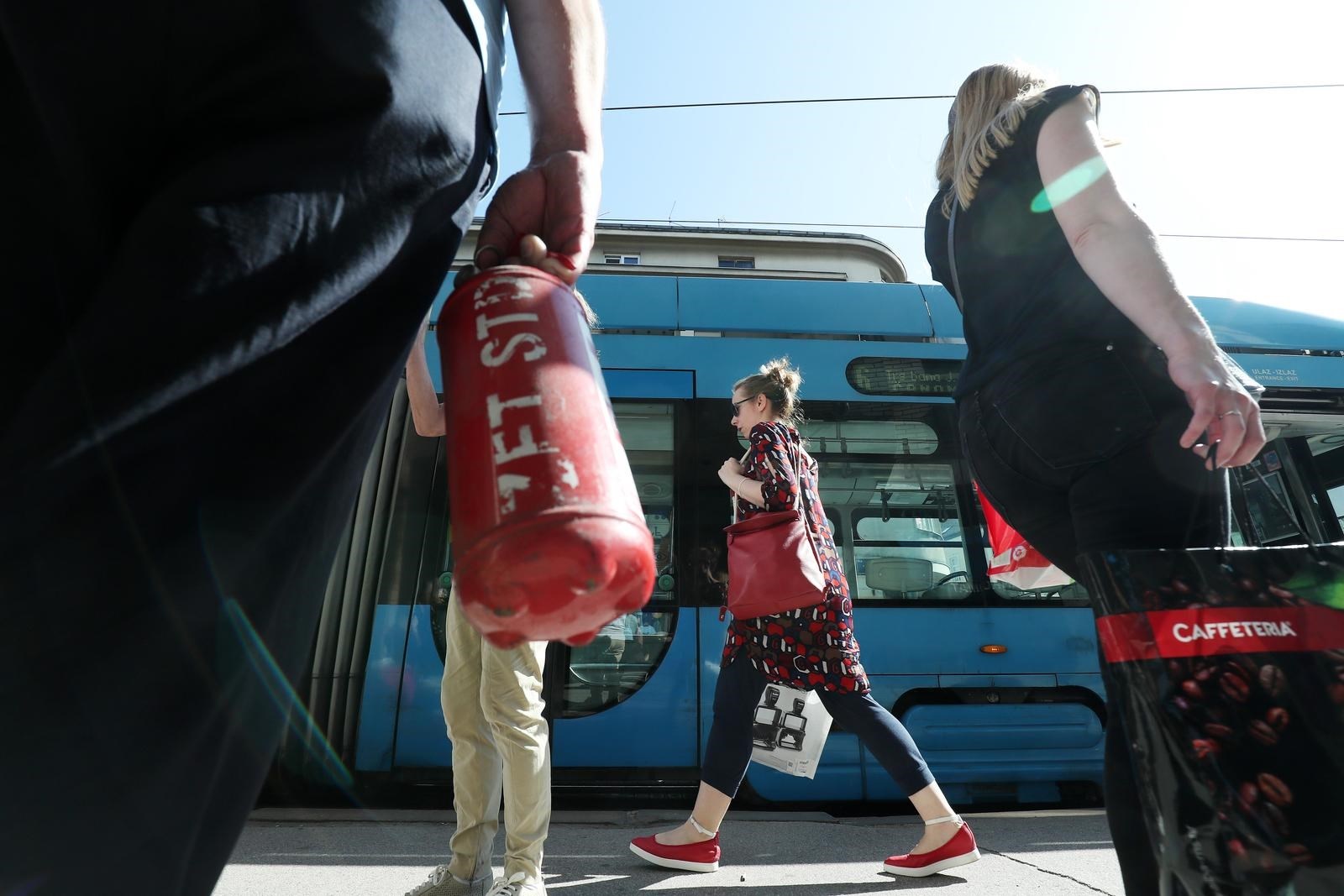 Incident na ZET-ovoj liniji 6. Razbijena vrata tramvaja, širi se priča o pucnjavi