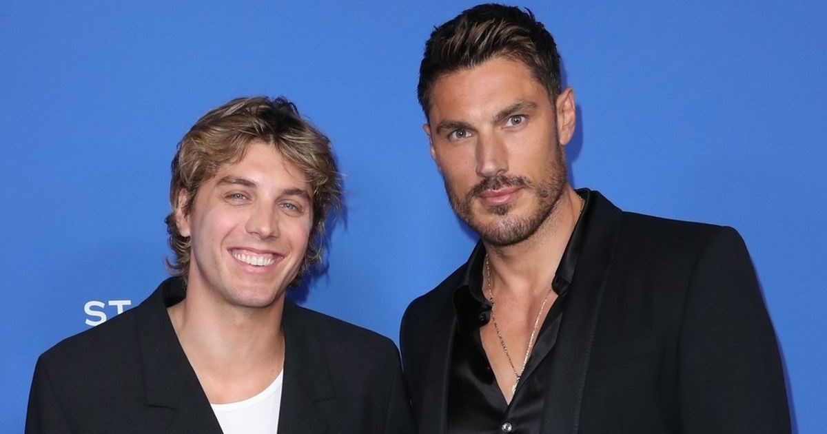 Glumac iz serija You i White Lotus zaručio se za frizera nakon mjesec dana veze