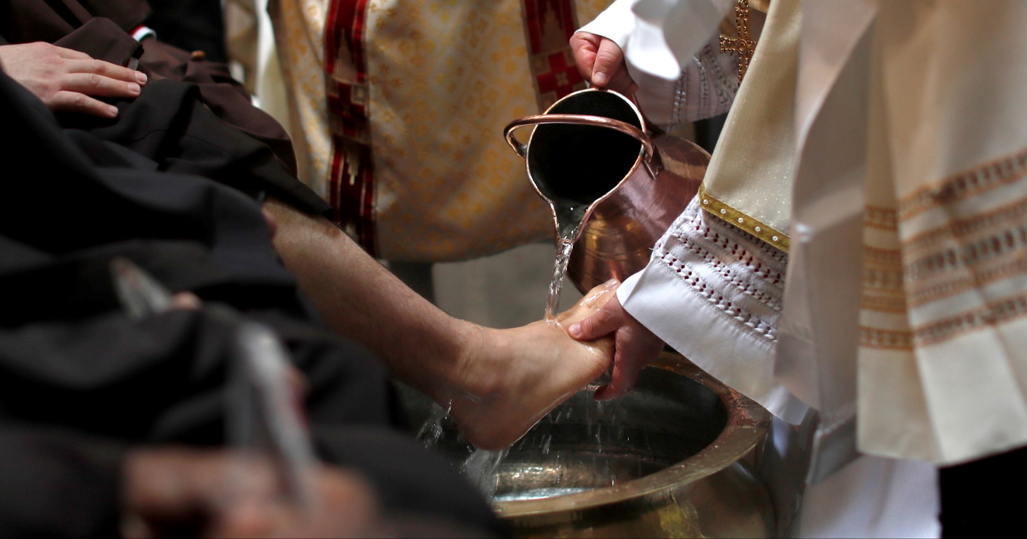 Papa Lav će prati noge svećenicima. Franjo ih je prao zatvorenicima