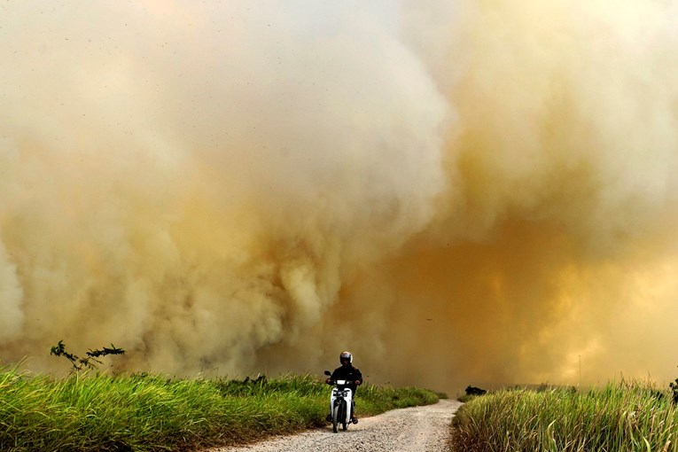 Tisuće ljudi u Indoneziji mole se za kišu nakon više od mjesec dana požara